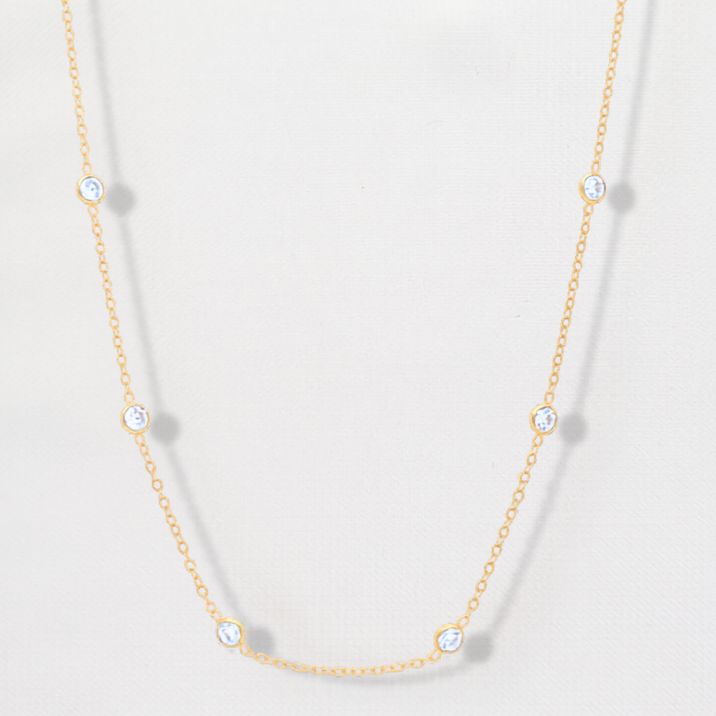 Exclusives - Goldfilled collier met 9 zirkonia's in een ronde zetting