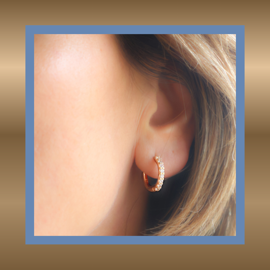 Essentiá- oorringen met in een rij gezette zirkonia 18-karaat goud verguld