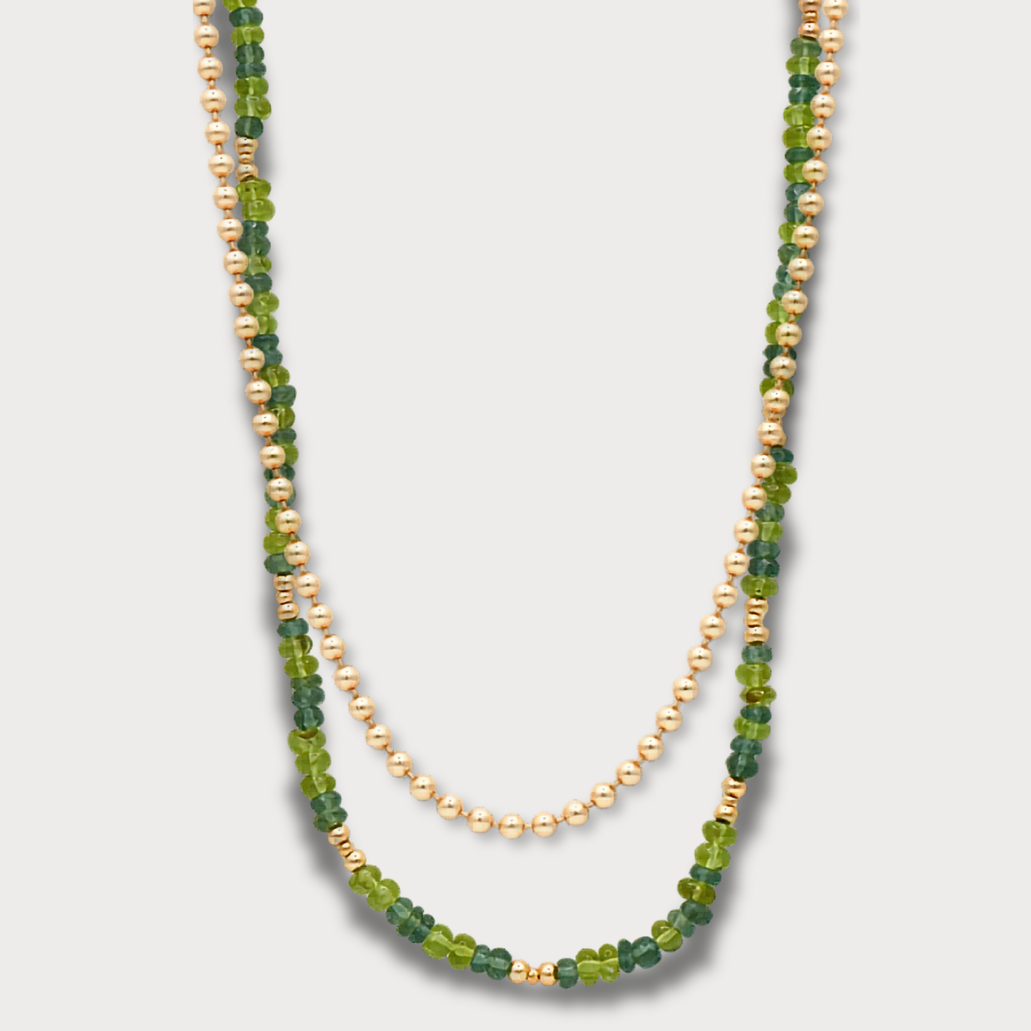 Essentiá - Collier met peridot, apatiet en goldfilled balletjes.