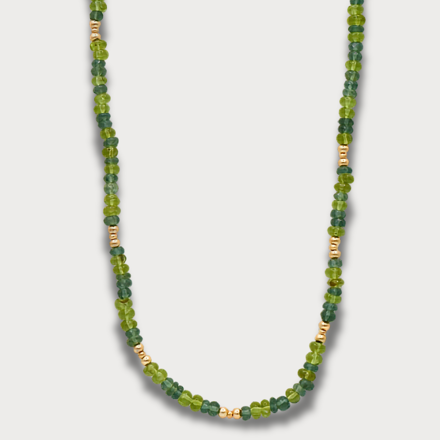 Essentiá - Collier met peridot, apatiet en goldfilled balletjes.