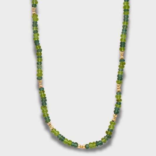 Essentiá - Collier met peridot, apatiet en goldfilled balletjes.