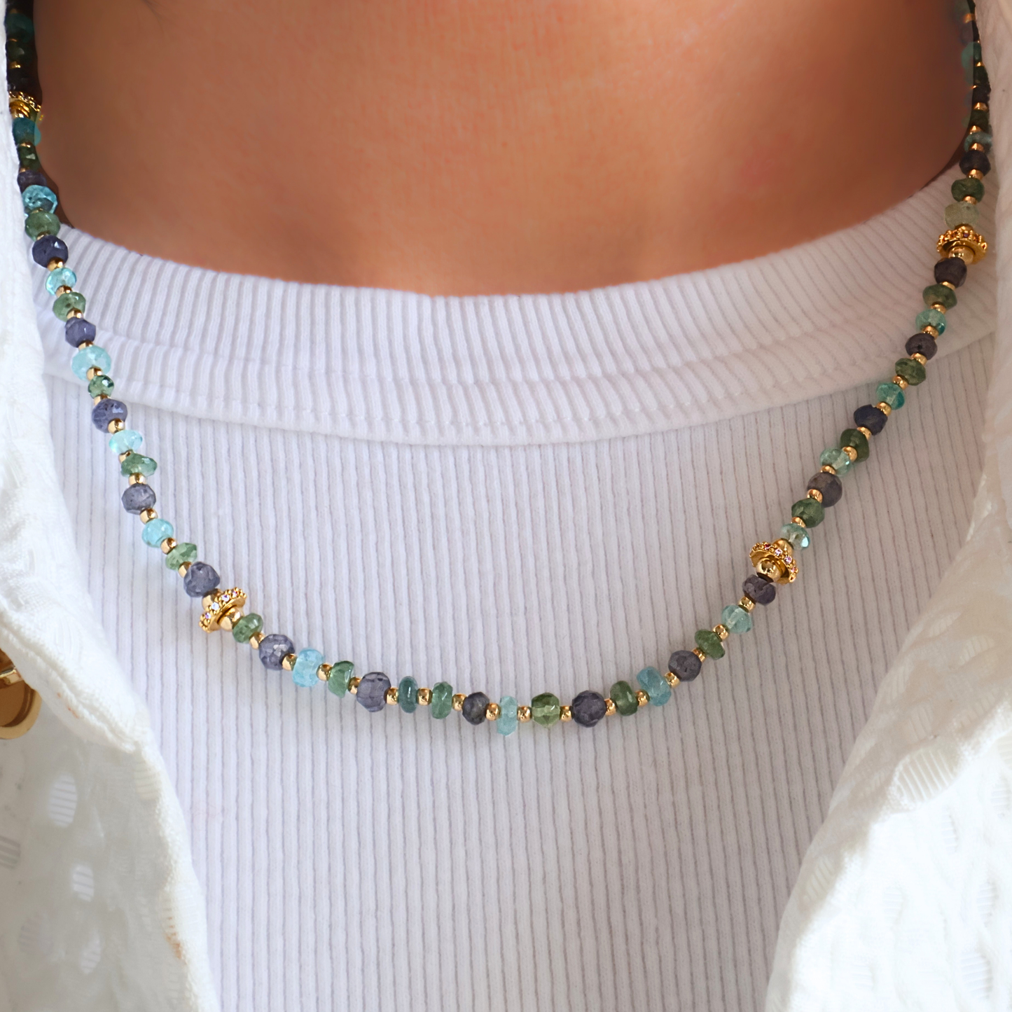 Exclusives - Apatiet, preniet en ioliet collier met zirkonia wieltjes en goldfilled elementen