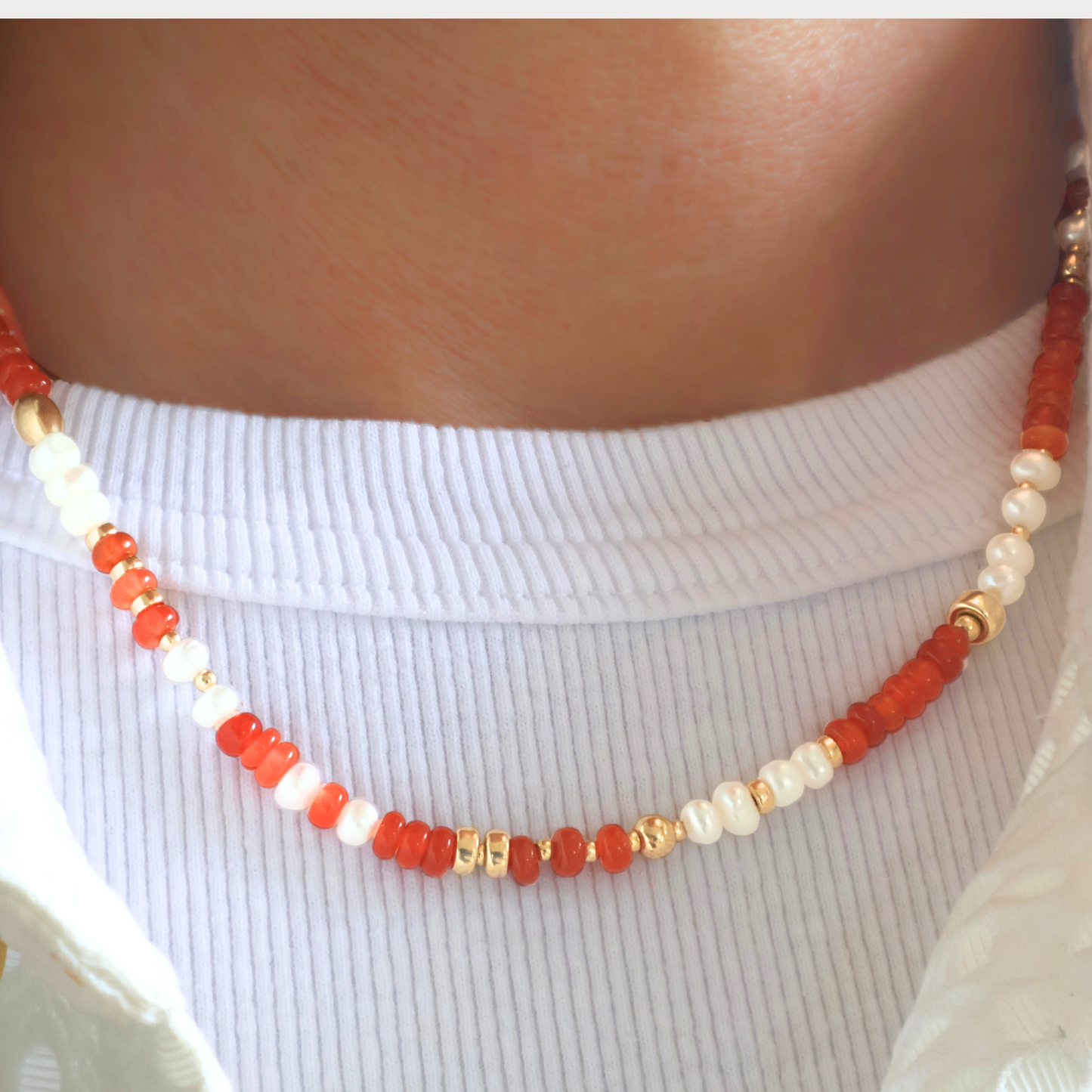 Féline - prachtig collier met zoetwaterparel, rode onyx en goldfilled elementen
