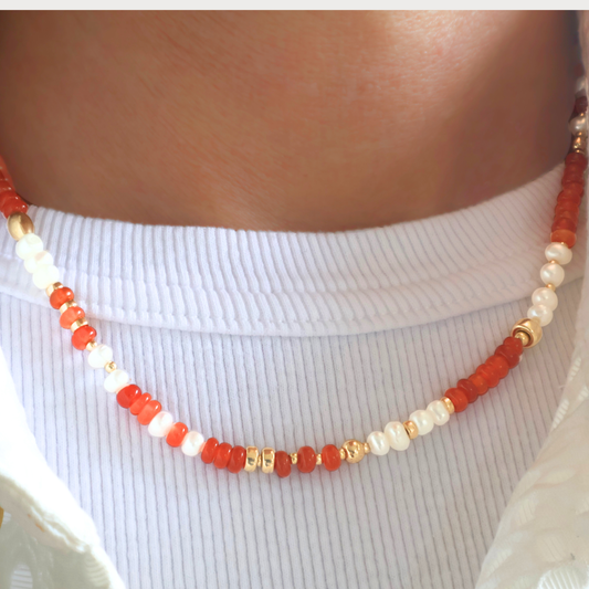 Féline - prachtig collier met zoetwaterparel, rode onyx en goldfilled elementen