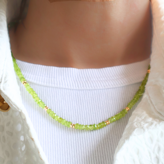 Essentiá - Collier met peridot en goldfilled wieltjes