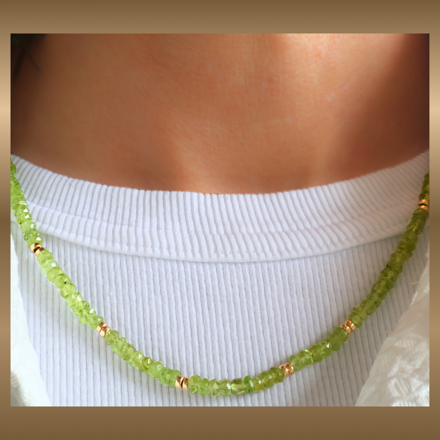 Essentiá - Collier met peridot en goldfilled wieltjes