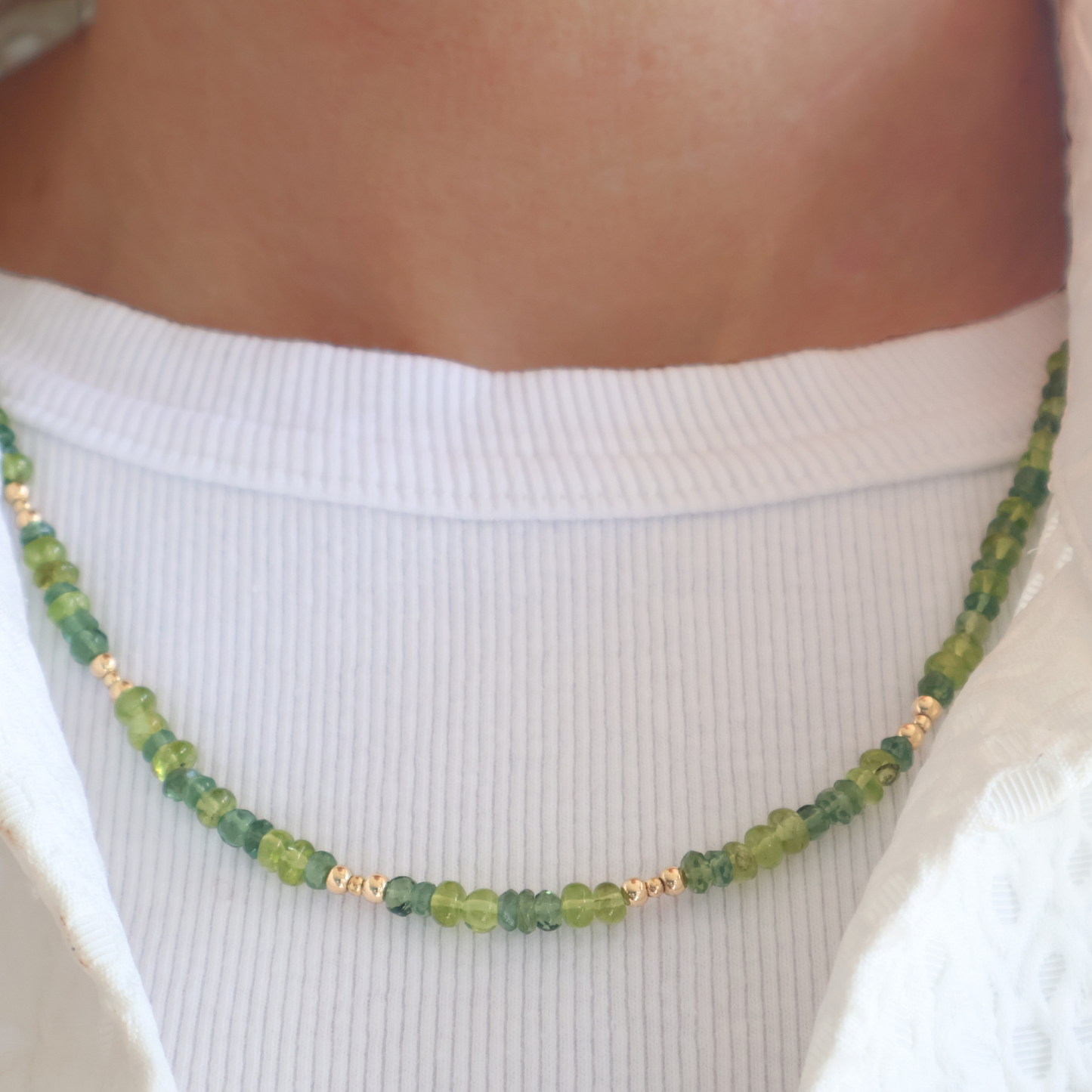 Essentiá - Collier met peridot, apatiet en goldfilled balletjes.